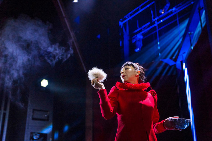 Дана Бьорк в роли английской королевы Елизаветы Тюдор и Екатерина Фролова в роли шотландской королевы Марии Стюарт. Сцены из спектакля «Да здравствует Королева, виват!» Источник: Рижский русский театр имени Михаила Чехова