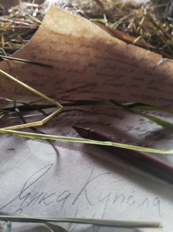 Scéna z filmu Kupala a snaha Nikolaje Šestaka zopakovat originální rukopis Janky Kupaly. Zdroj: osobní archiv Nikolaje Šestaka