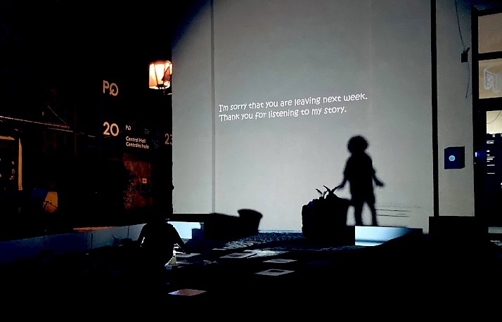 Jedna z mnoha performancí, již měli návštěvníci v rámci PQ možnost navštívit (Visitor’s guidebook from far away, Pop-Up Theatre Elbowroom) © Tomáš Kubart