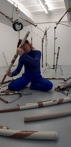 Woods won't vaporize (2023) - první setkání a zkoušení s Annou Poleteli, scénografkou projektu, foto ze soukr. archivu kolektivu Alica Minar & col.