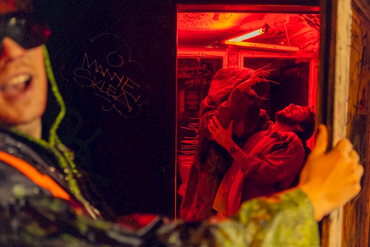 Někteří lidé se na konci světa promění v krvelačné krokodýlí bestie | foto: archiv Divadla Letí